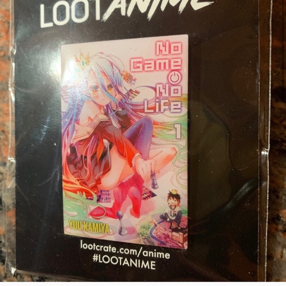 Amazing collection of pins and rare coin - Picture 8 of 11